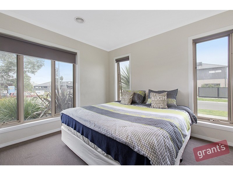 89 Heather Grove, Clyde North VIC 3978