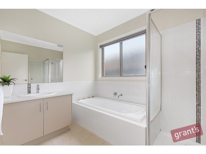 89 Heather Grove, Clyde North VIC 3978