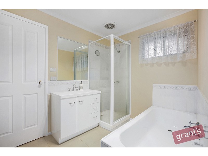 16 Rowen Court, Cranbourne North VIC 3977