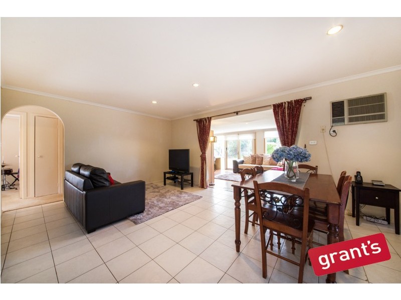 12 Dean Court, Cranbourne West VIC 3977