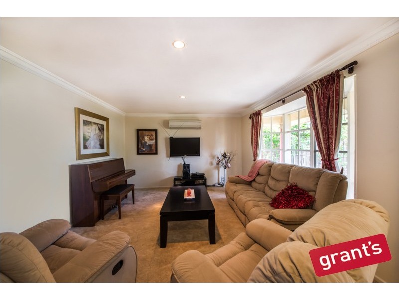 12 Dean Court, Cranbourne West VIC 3977