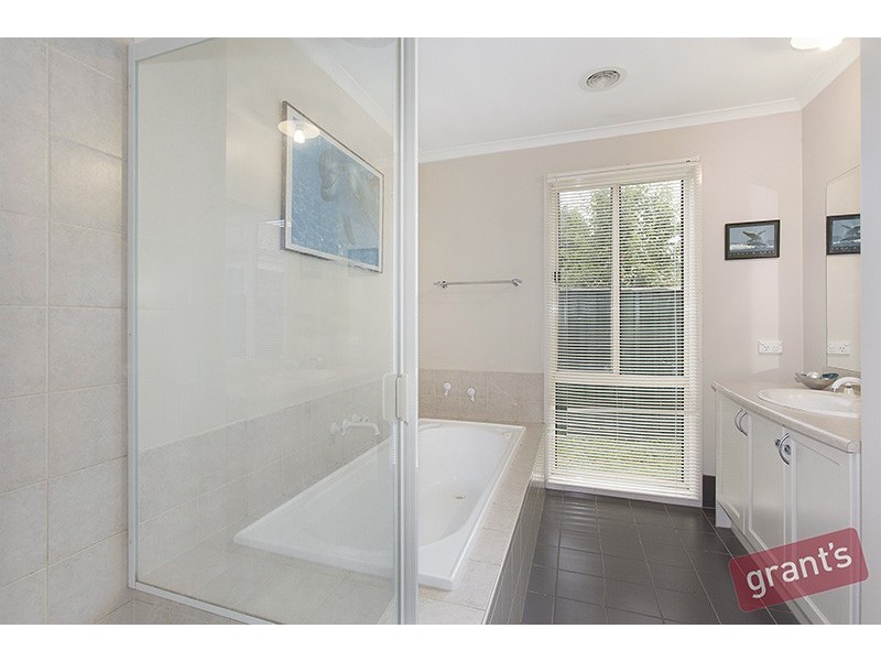 37 Lansbury Drive, Narre Warren South VIC 3805