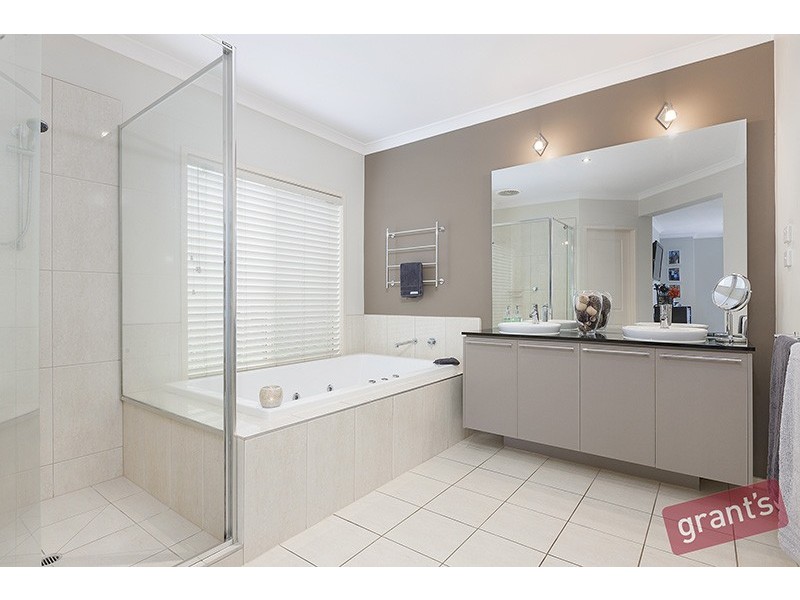 3 Lauradan Avenue, Berwick VIC 3806