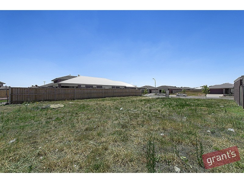 32 Riverstone Blvd, Clyde North VIC 3978