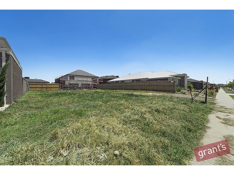 32 Riverstone Blvd, Clyde North VIC 3978