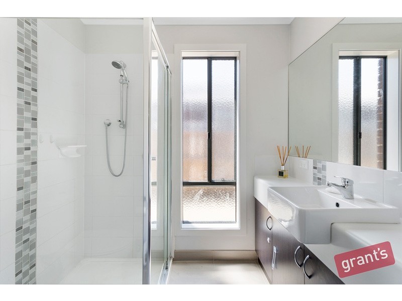 2 Steinbeck Lane, Narre Warren VIC 3805