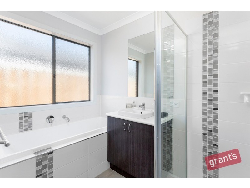 2 Steinbeck Lane, Narre Warren VIC 3805