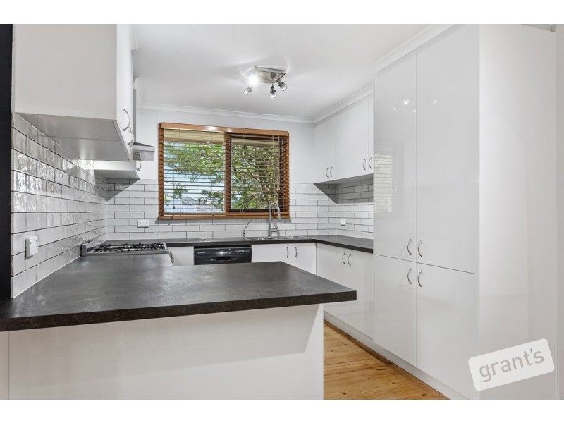 8 Barondi Avenue, Narre Warren VIC 3805