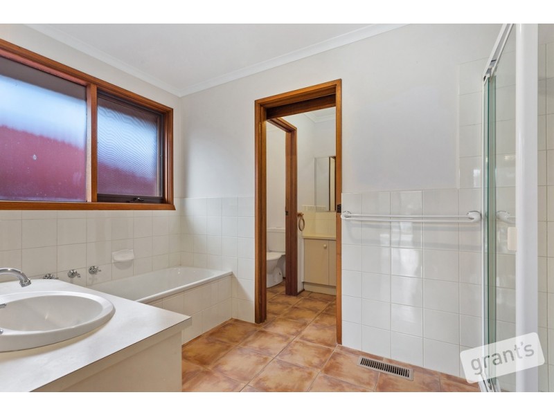 8 Barondi Avenue, Narre Warren VIC 3805