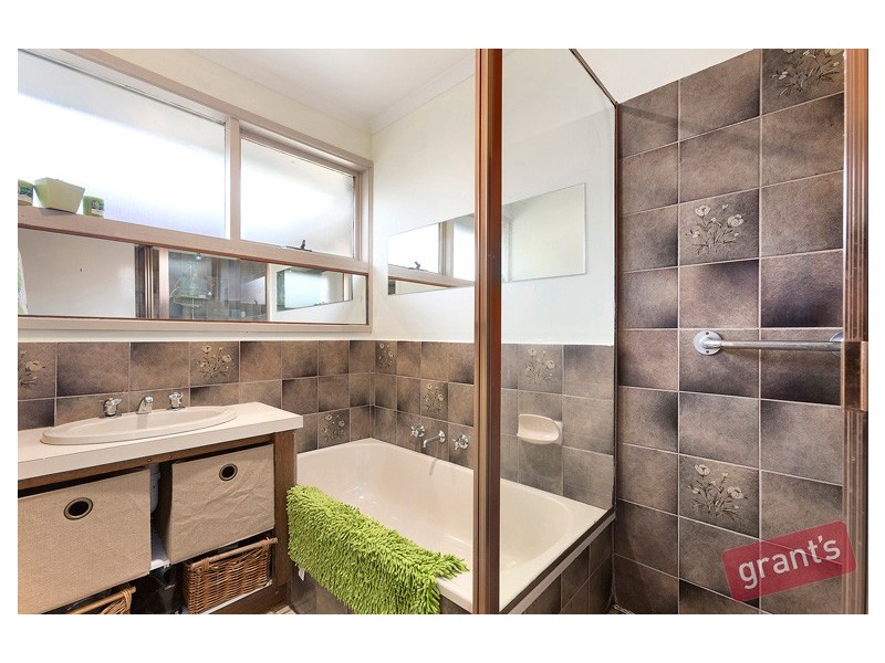 12 Earlston Square, Berwick VIC 3806