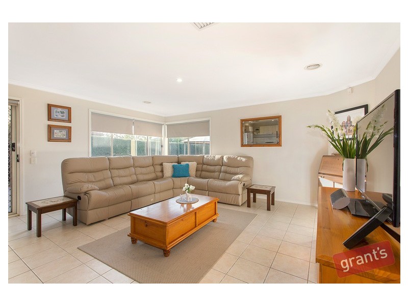 8 Feehan Crescent, Narre Warren South VIC 3805