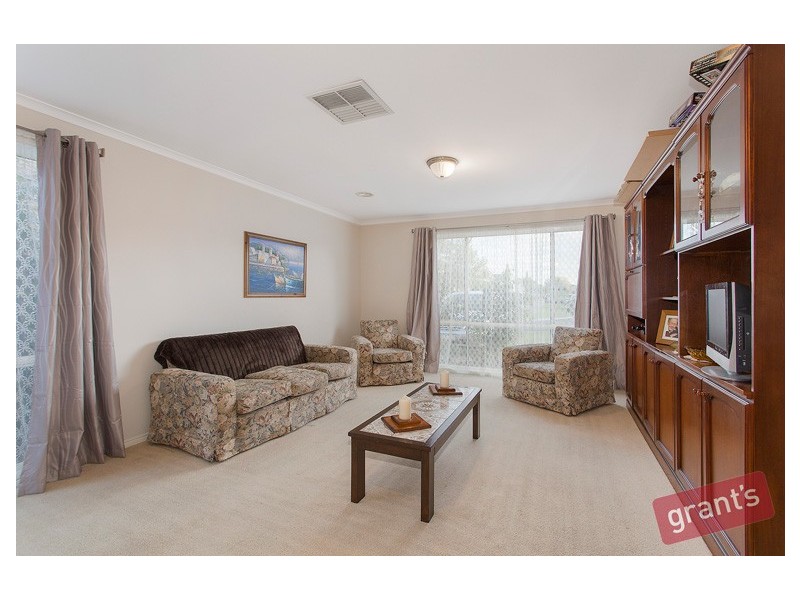 8 Feehan Crescent, Narre Warren South VIC 3805