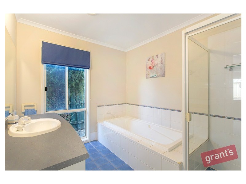 8 Feehan Crescent, Narre Warren South VIC 3805