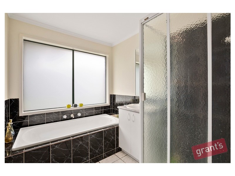 84 Oakgrove Drive, Narre Warren South VIC 3805