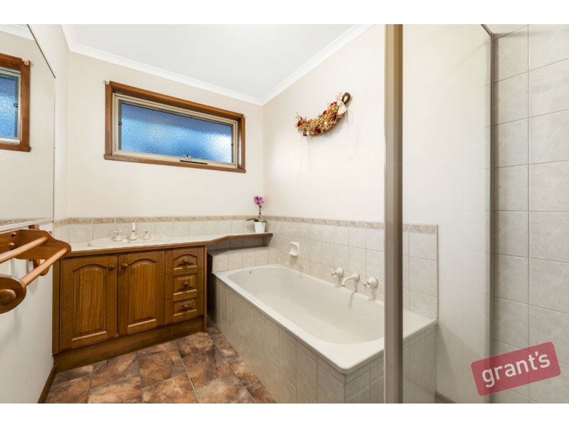 6 Cottswold Avenue, Narre Warren VIC 3805