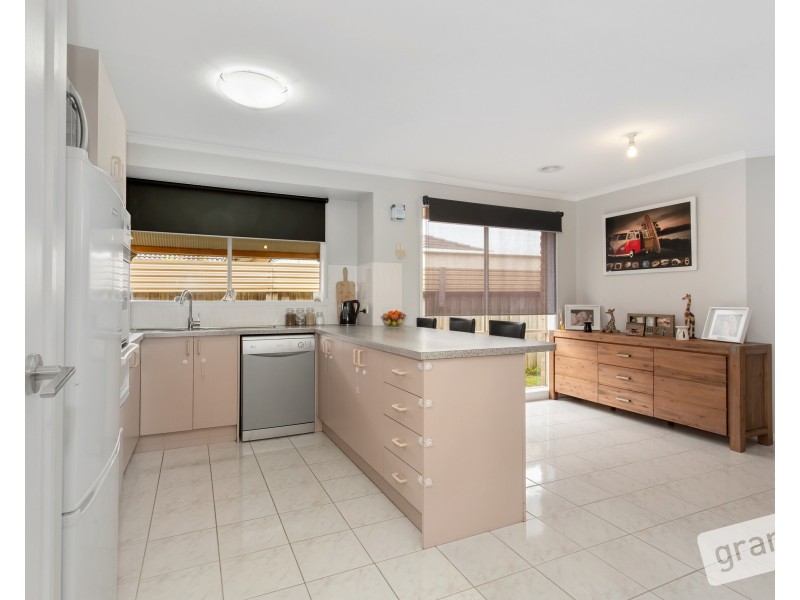 8 Forsyth Court, Cranbourne North VIC 3977