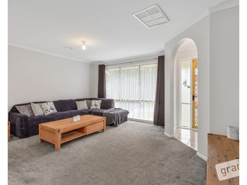 8 Forsyth Court, Cranbourne North VIC 3977