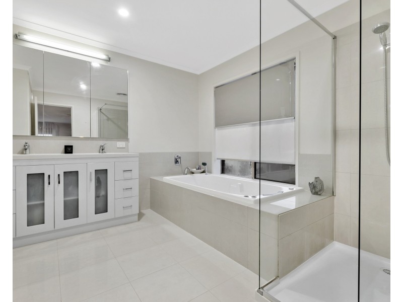 44 Lake View Drive, Narre Warren South VIC 3805