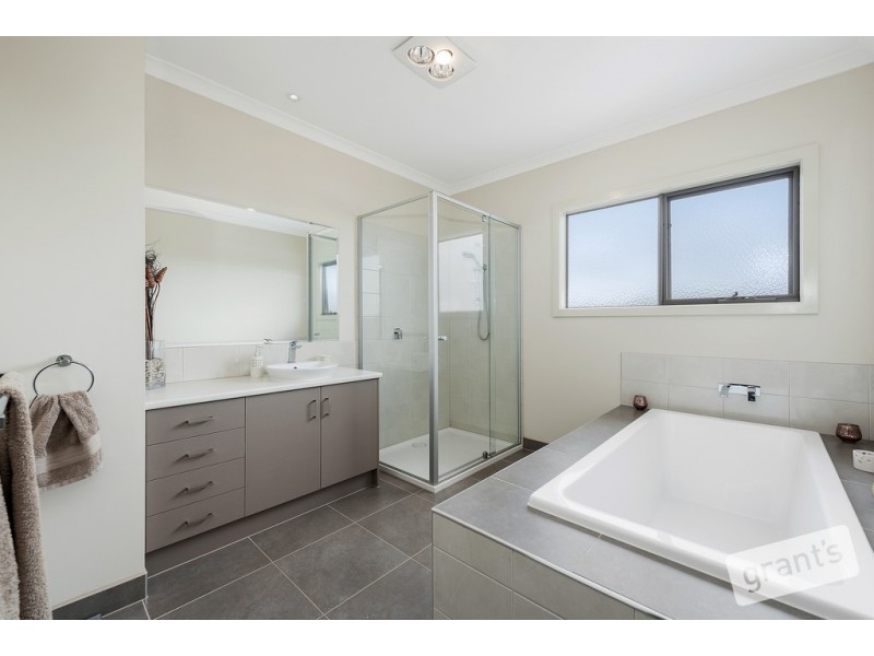 17 Renishaw Drive, Officer VIC 3809