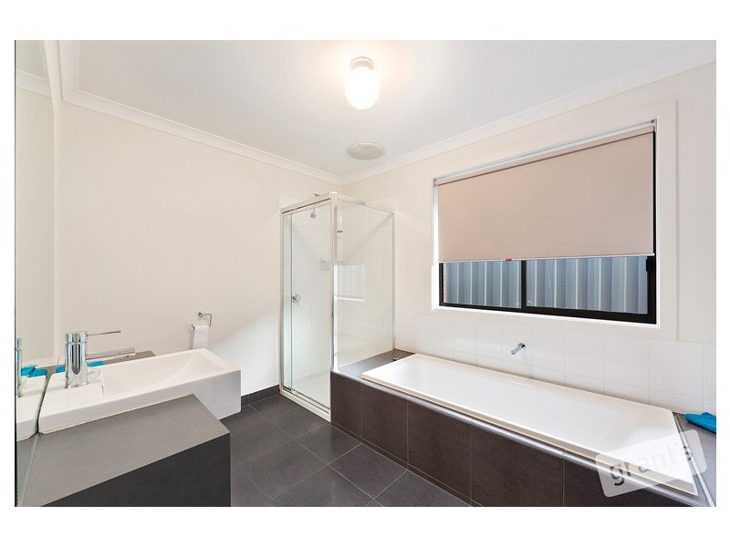 16 Unicorn Street, Pakenham VIC 3810