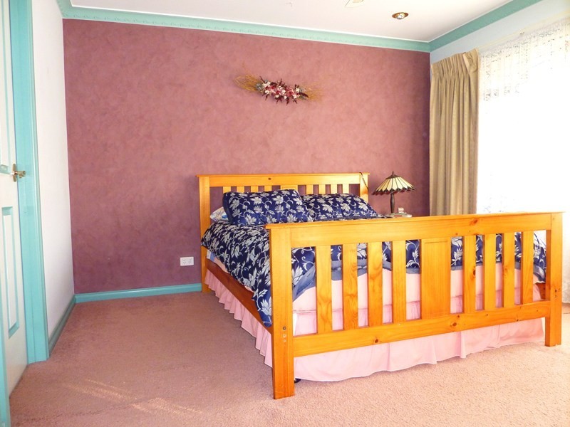 42  Leigh Drive, Pakenham VIC 3810