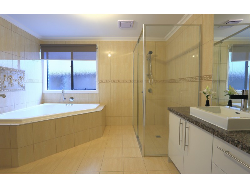 4 Clovelly Way, Officer VIC 3809