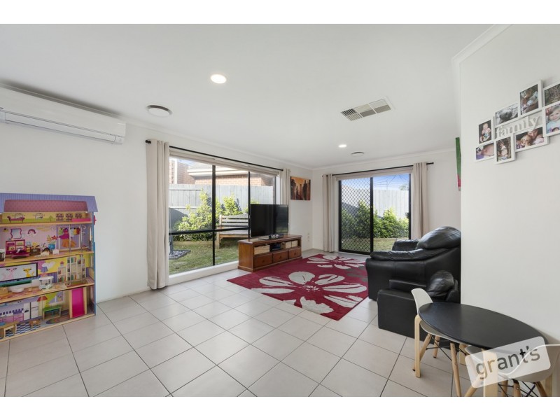 25 Maltravers Crescent, Cranbourne North VIC 3977