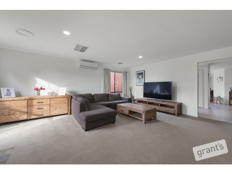 25 Maltravers Crescent, Cranbourne North VIC 3977