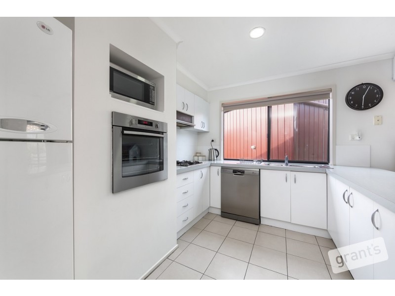 25 Maltravers Crescent, Cranbourne North VIC 3977