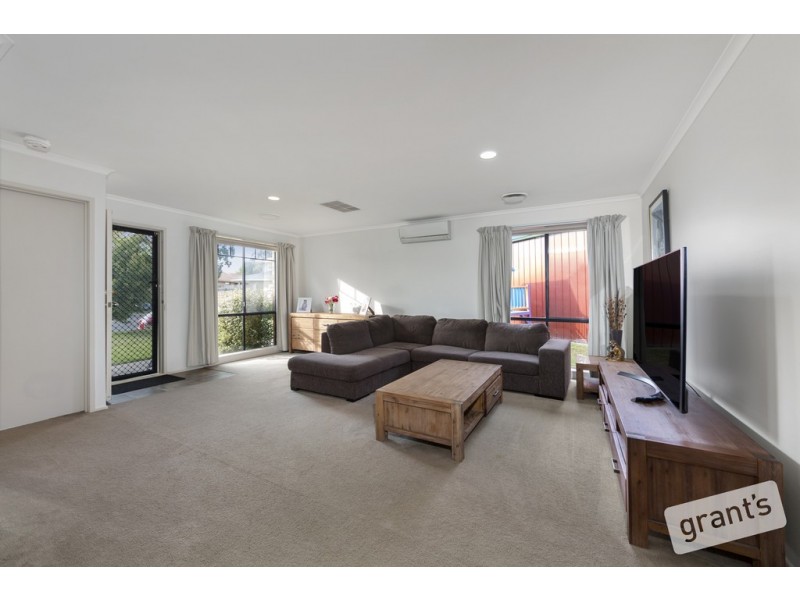 25 Maltravers Crescent, Cranbourne North VIC 3977