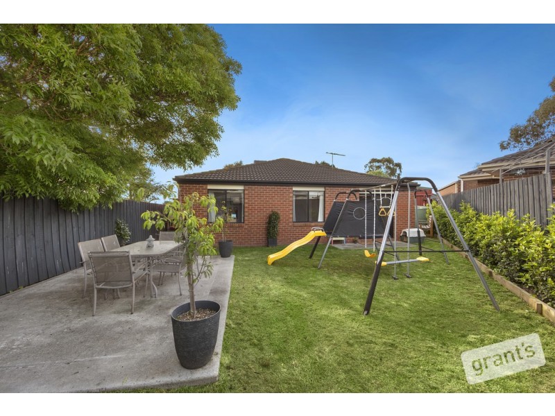 25 Maltravers Crescent, Cranbourne North VIC 3977