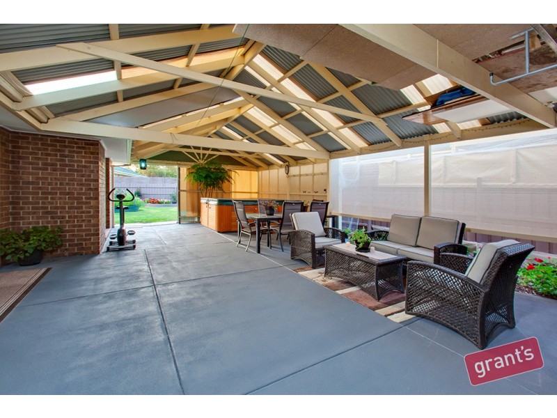 31 Dunbarton Drive, Pakenham VIC 3810