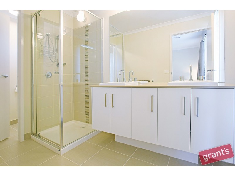 9 Doonie Way, Pakenham VIC 3810