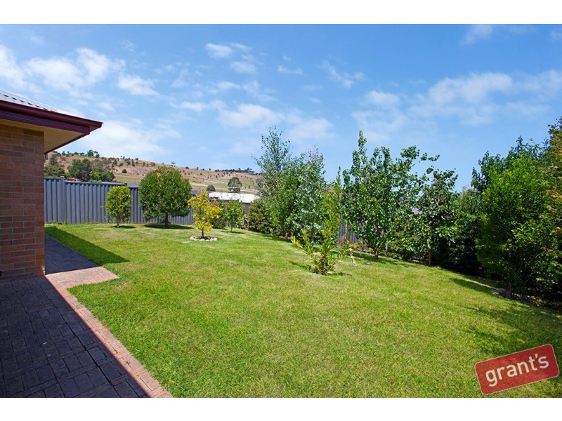 9 Doonie Way, Pakenham VIC 3810