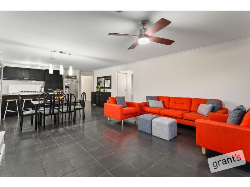 8 Bavaria Lane, Pakenham VIC 3810