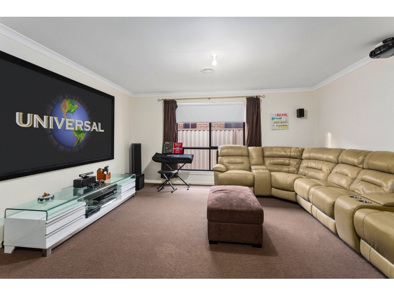 8 Bavaria Lane, Pakenham VIC 3810