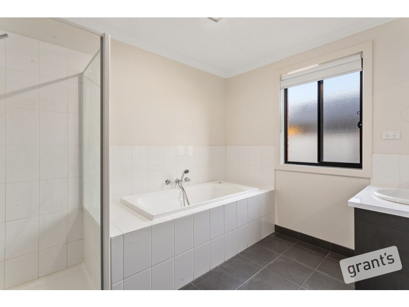 8 Bavaria Lane, Pakenham VIC 3810