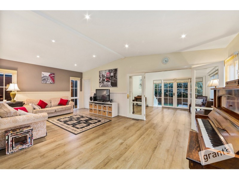 8 Pinewood Crescent, Berwick VIC 3806