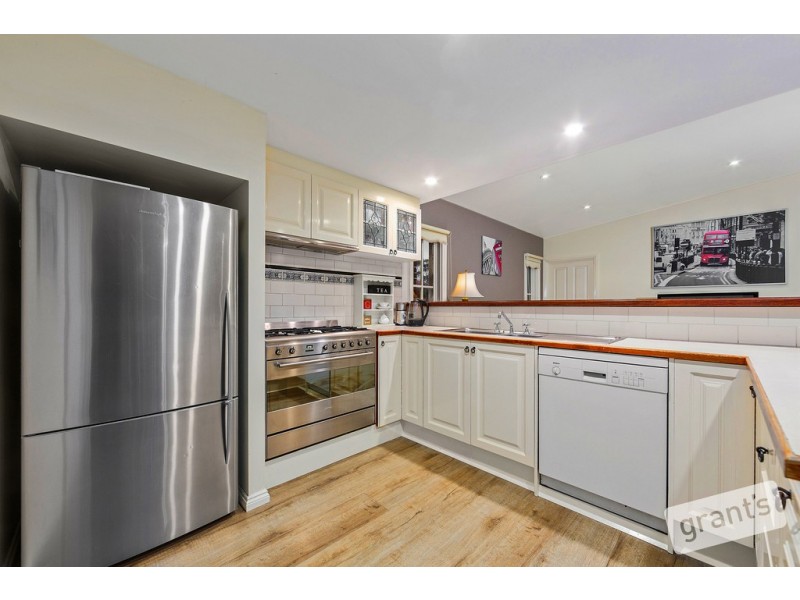 8 Pinewood Crescent, Berwick VIC 3806