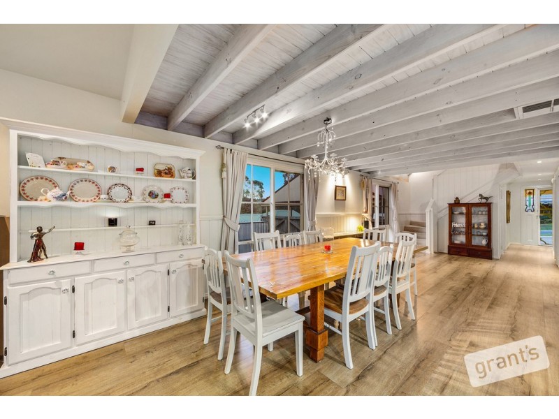 8 Pinewood Crescent, Berwick VIC 3806