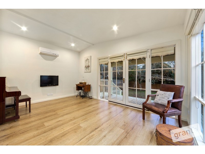 8 Pinewood Crescent, Berwick VIC 3806