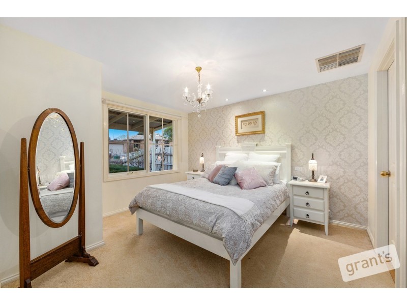 8 Pinewood Crescent, Berwick VIC 3806