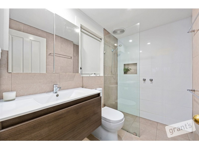 8 Pinewood Crescent, Berwick VIC 3806