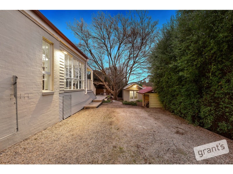 8 Pinewood Crescent, Berwick VIC 3806