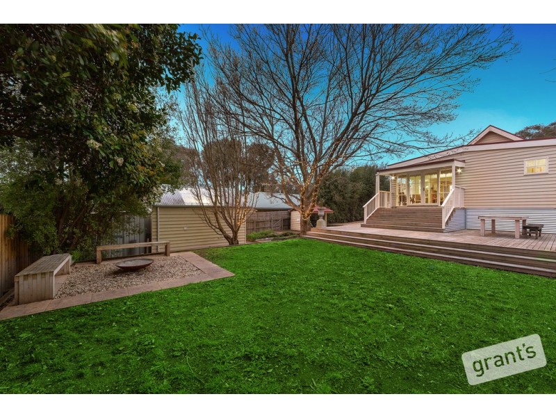 8 Pinewood Crescent, Berwick VIC 3806