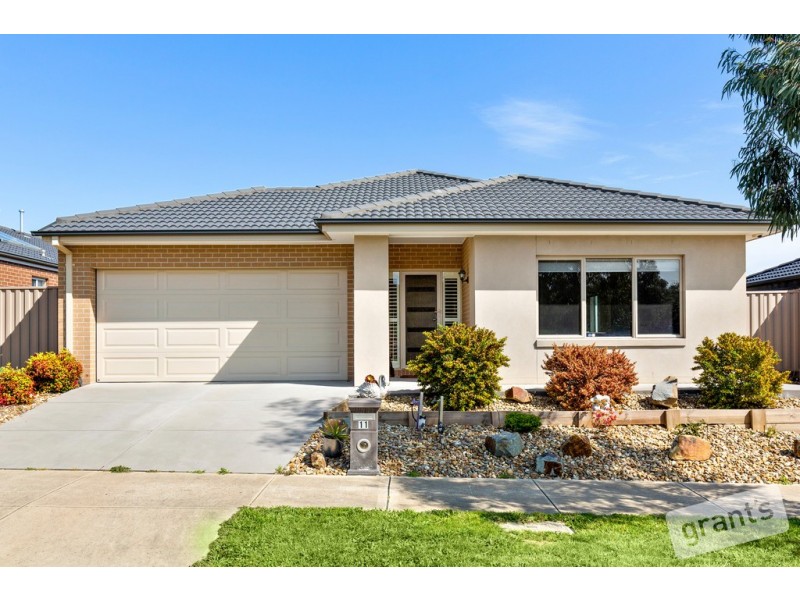 11 Kenneth Road, Pakenham VIC 3810