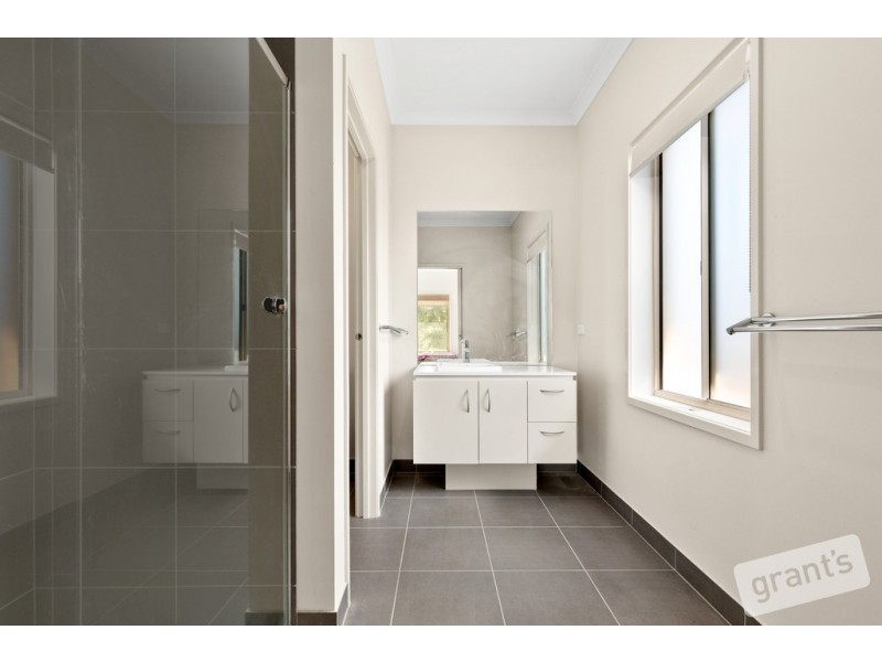 11 Kenneth Road, Pakenham VIC 3810