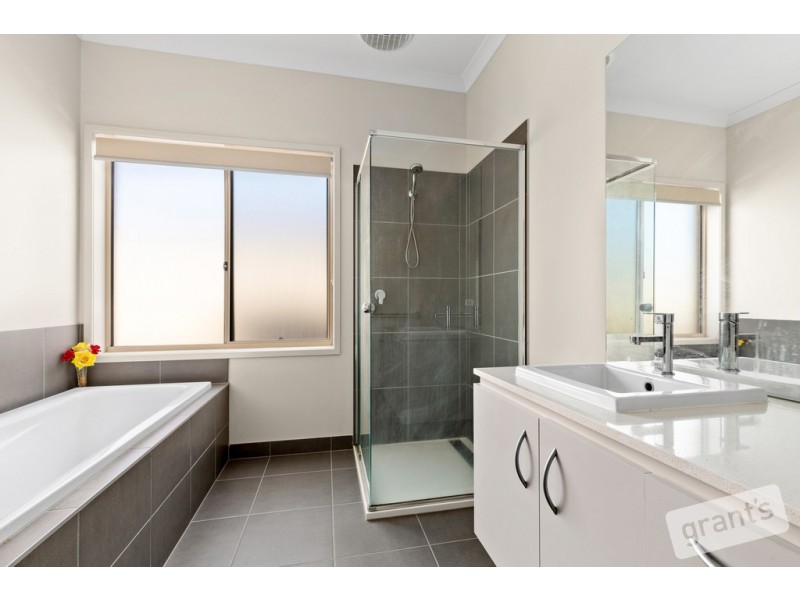 11 Kenneth Road, Pakenham VIC 3810