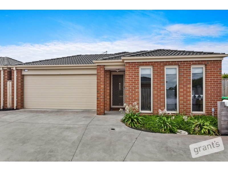 2 Trinidad Walk, Pakenham VIC 3810