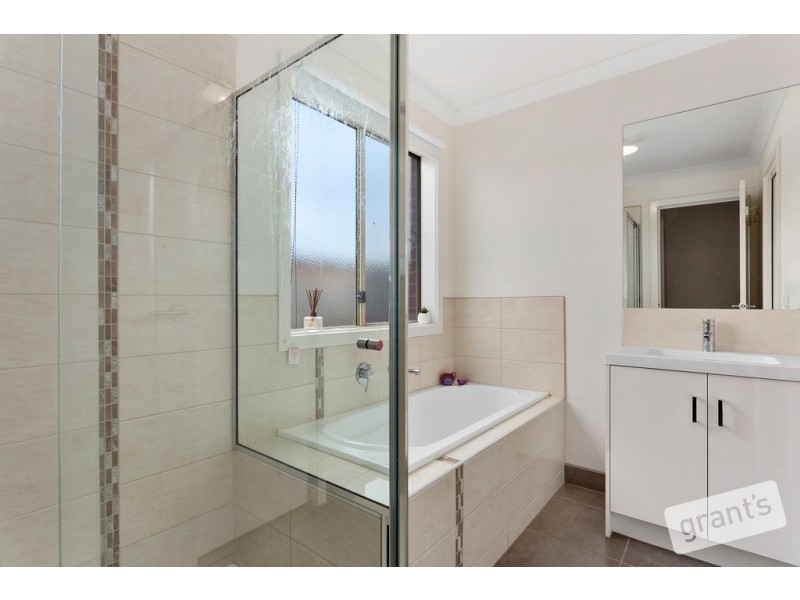 2 Trinidad Walk, Pakenham VIC 3810